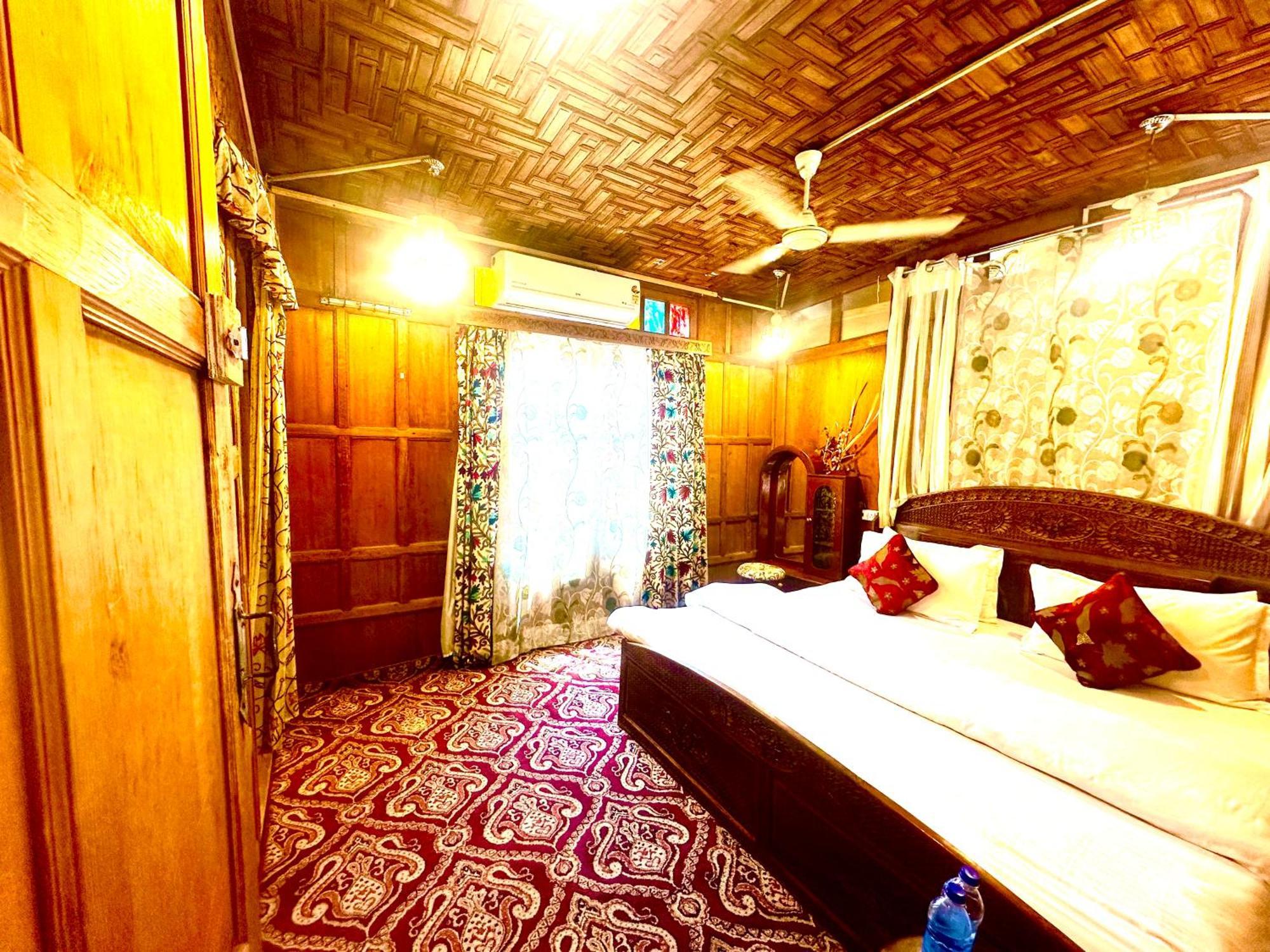 Lake Palace Group Of House Boats Srīnagar Exteriör bild